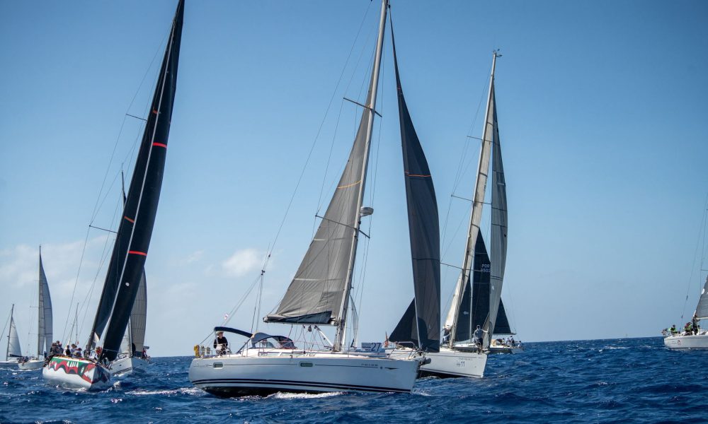 La flota participante toma la salida de la XXIV Regata Internacional Canarias–Madeira desde la bahía de Santa Cruz de Tenerife